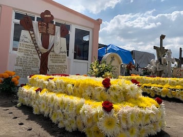 Comienzan las fiestas del Día de Muertos en panteones de Toluca