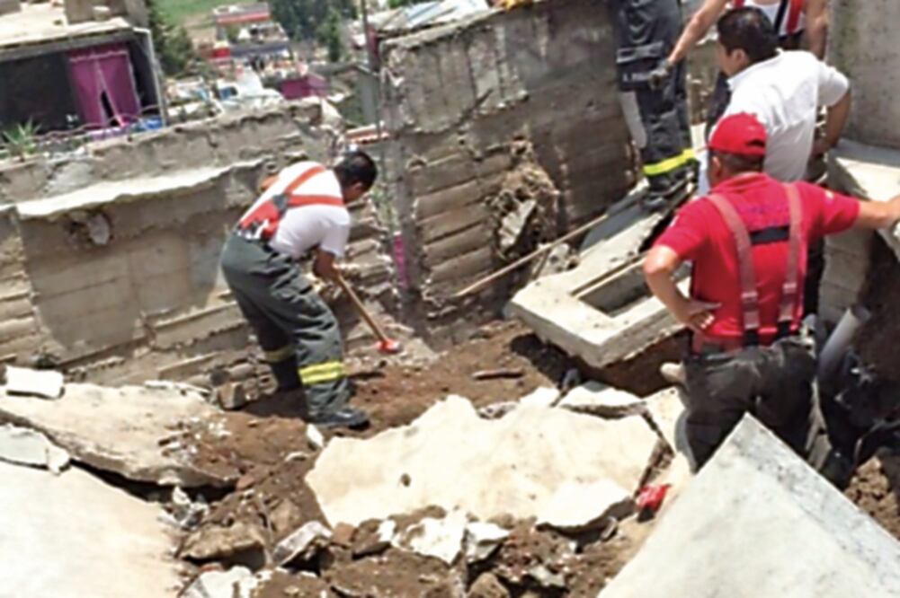 Cuadrillas de bomberos, así como de Protección Civil dividieron el muro de contención en tramos para atenuar el riesgo de desplome (ESPECIAL)