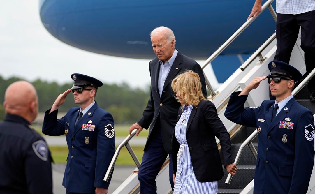 El presidente Joe Biden desciende del Air Force One en el Aeropuerto Regional de Gainesville, en Florida. Foto: AP