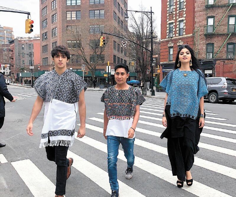 Alberto López (centro), en una calle del Village de Nueva York con sus modelos Jaime Bajonero y Sandra Soto. Foto: ALEJANDRA MUSI. EL UNIVERSAL