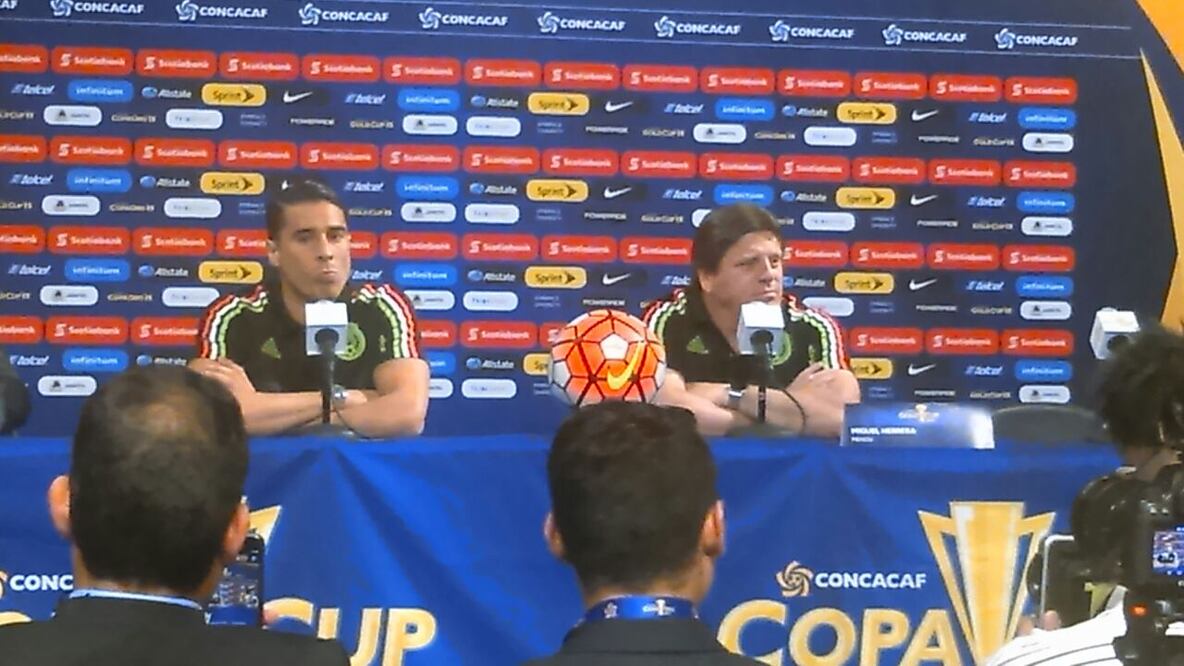 Miguel Herrera y Guillermo OChoa en conferencia de prensa. Édgar Luna