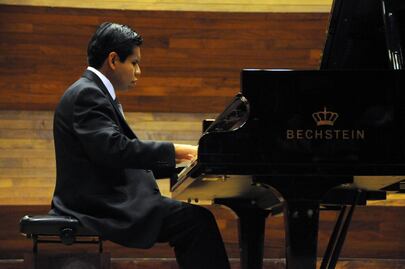 Alumno ciego se gradúa en la UNAM como pianista