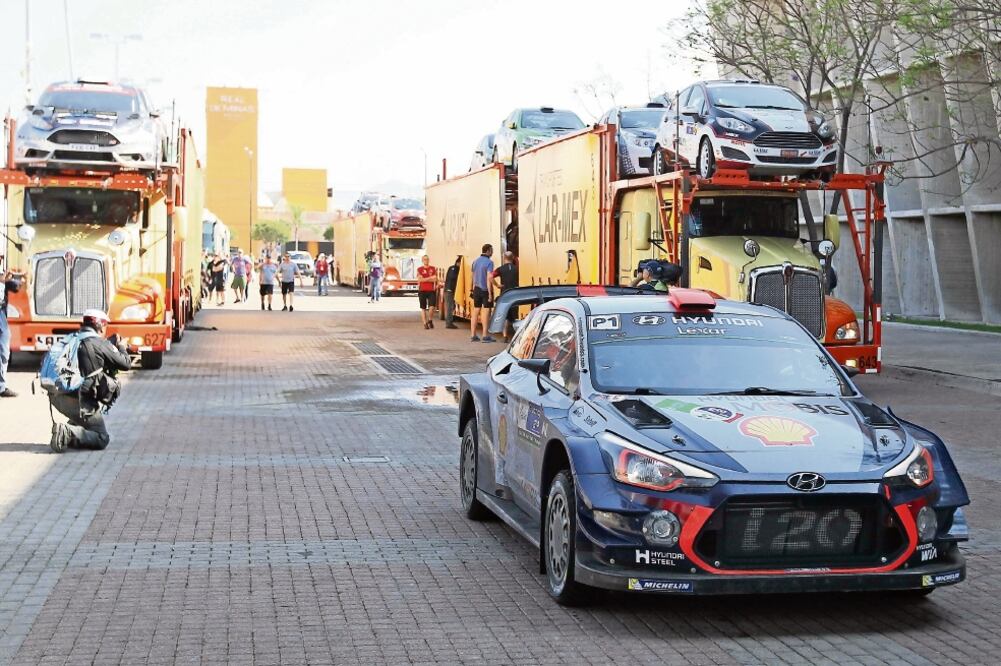 Los camiones que transportaban a los autos estuvieron parados más de cinco horas en la carretera (ULISES RUIZ BASURTO. EFE)