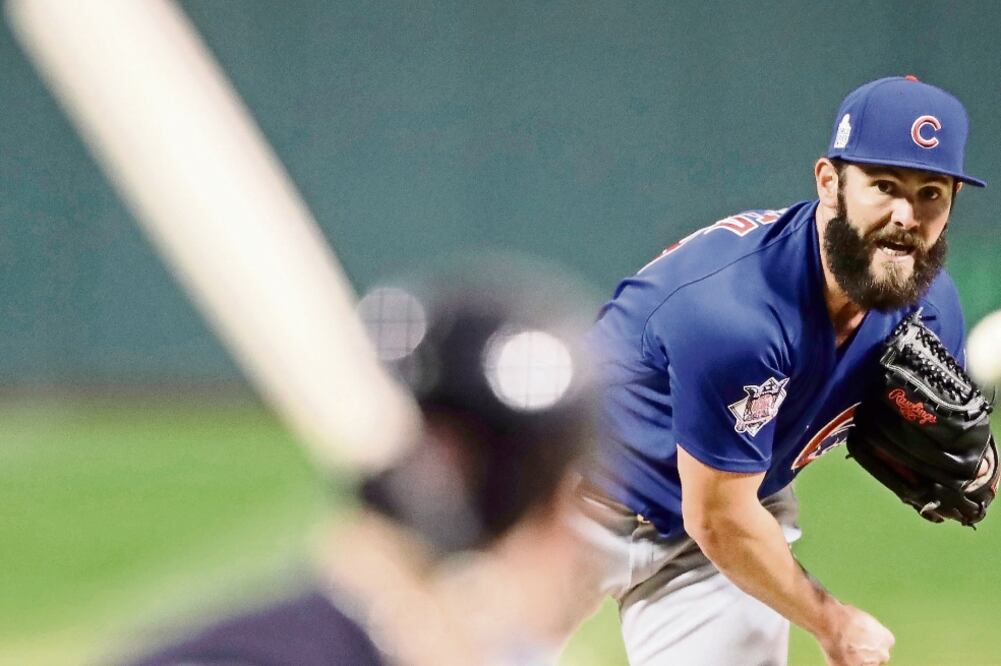 Jake Arrieta mantuvo bajo control a la ofensiva de Indians, a la que limitó a dos imparables mientras estuvo en la lomita (GENE J. PUSKAR. AP)