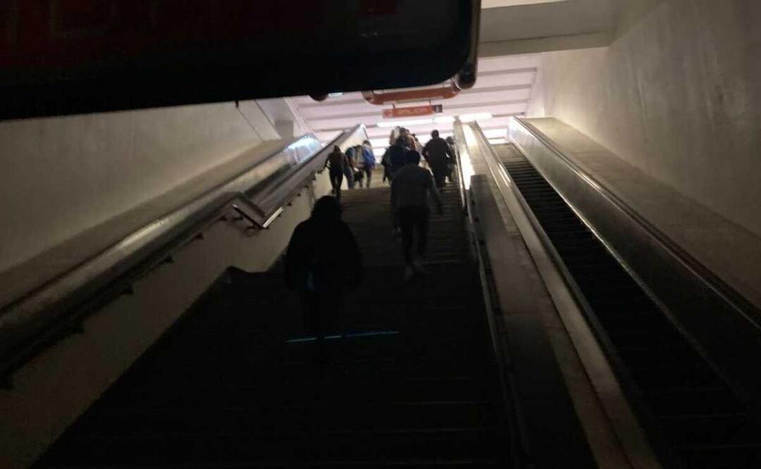 Línea 7 del Metro se quedó sin alumbrado por falla eléctrica. Foto: Especial
