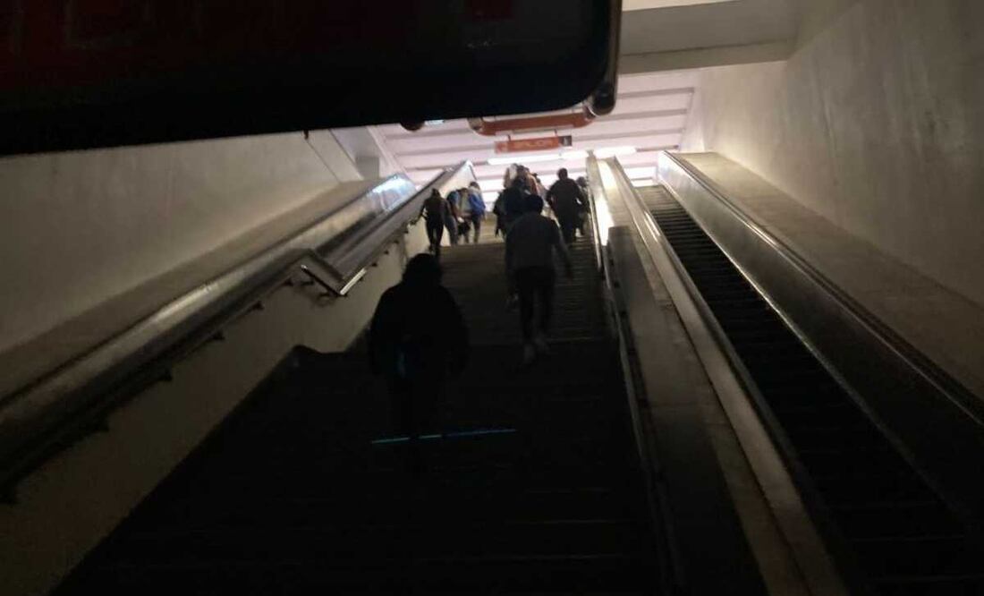 Línea 7 del Metro se quedó sin alumbrado por falla eléctrica. Foto: Especial