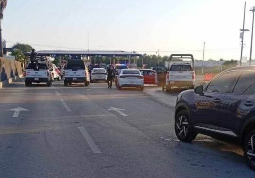 La camioneta con placas de Carolina del Norte, se abrió paso entre el tráfico ya que el conductor intentaba llegar al Puente Internacional Los Tomates. Foto: Especial