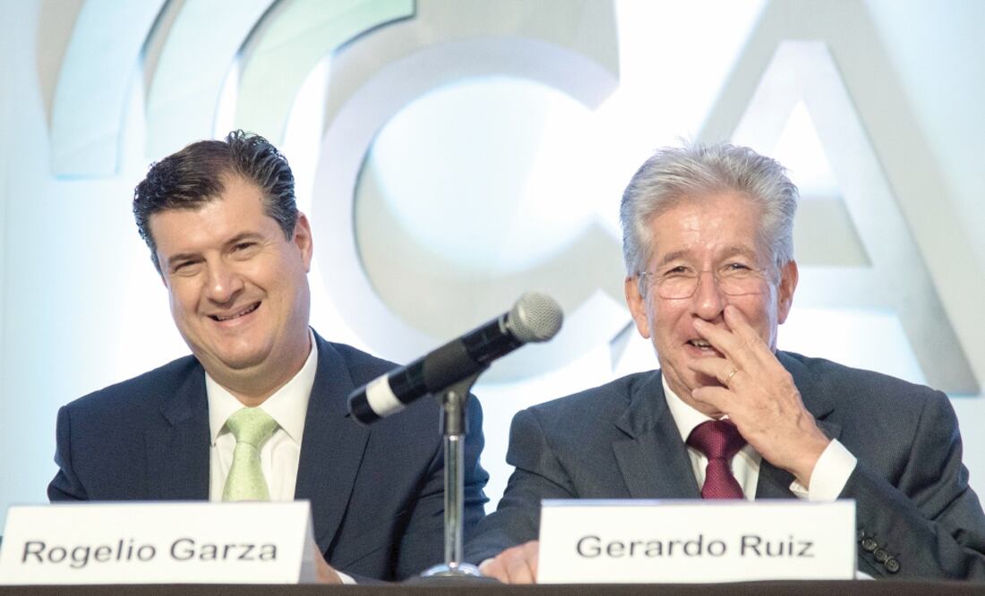 Rogelio Garza, subsecretario de Industria y Comercio de la SE, y Gerardo Ruiz Esparza, titular de la SCT, ayer en la convención de la Canieti. Foto: MARIO JASSO. CUARTOSCURO