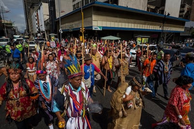 Marchan indígenas en Venezuela en apoyo a Maduro