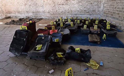En el rancho, ubicado en el municipio de Teuchitlán, se encontraron decenas de maletas y mochilas, así como ropa y otros artículos personales. Foto: Diego Simón / EL UNIVERSAL