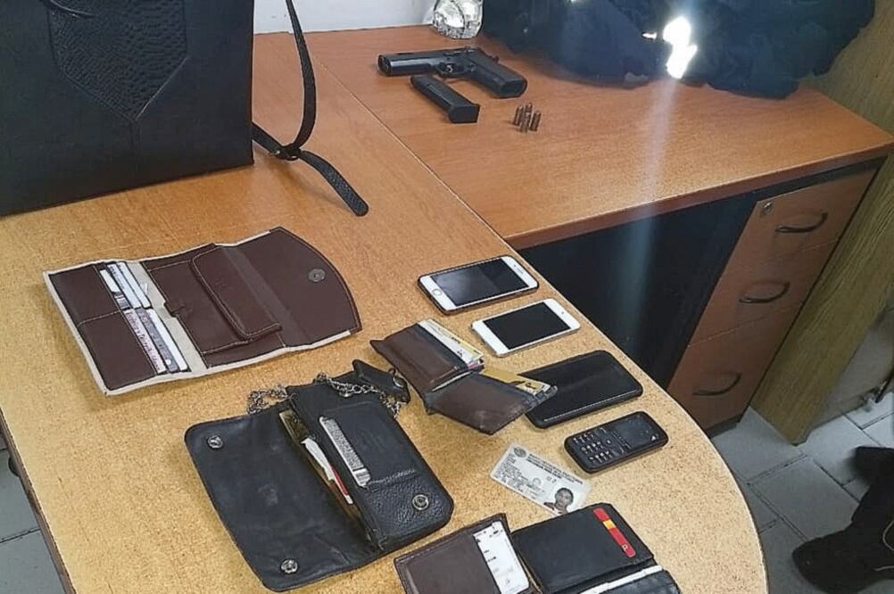Los hombres fueron asegurados por policías después de una persecución; los sospechosos tenían una pistola 45 milímetros y las cosas de las víctimas. (ESPECIAL)