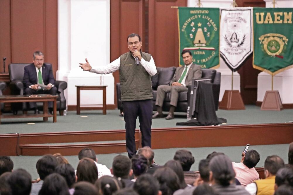 Juan Zepeda se reunió con universitarios de la UAEM. (ALEJANDRO ACOSTA. EL UNIVERSAL)