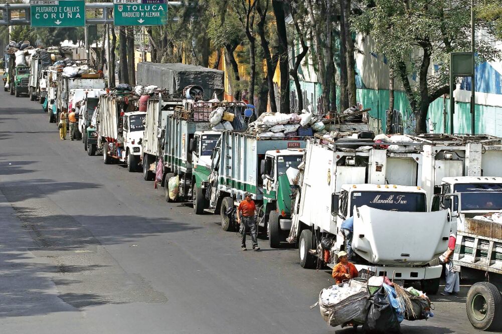 Luego de que el martes pasado el gobierno del Estado de México determinara cerrar los cuatro tiraderos que se ubican en tierras mexiquenses, los 13 centros de transferencia de la Ciudad de México estuvieron abarrotados (HUGO GARCÍA. EL UNIVERSAL)