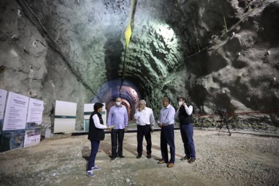 Protestan comuneros afuera de la presa Santa María durante visita de AMLO