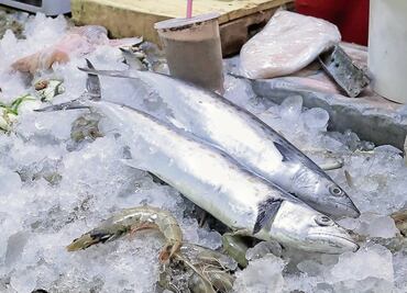 No debes descongelar así el pescado porque es peligroso