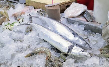 No debes descongelar así el pescado porque es peligroso