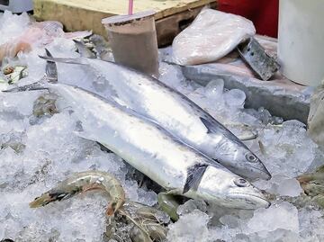 No debes descongelar así el pescado porque es peligroso