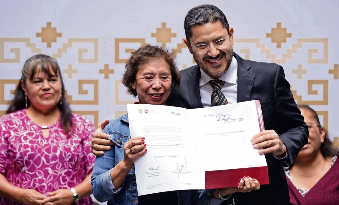 Jefe de Gobierno, Martí Batres, entregó 43 escrituras a los habitantes de La Angostura Foto: Especial