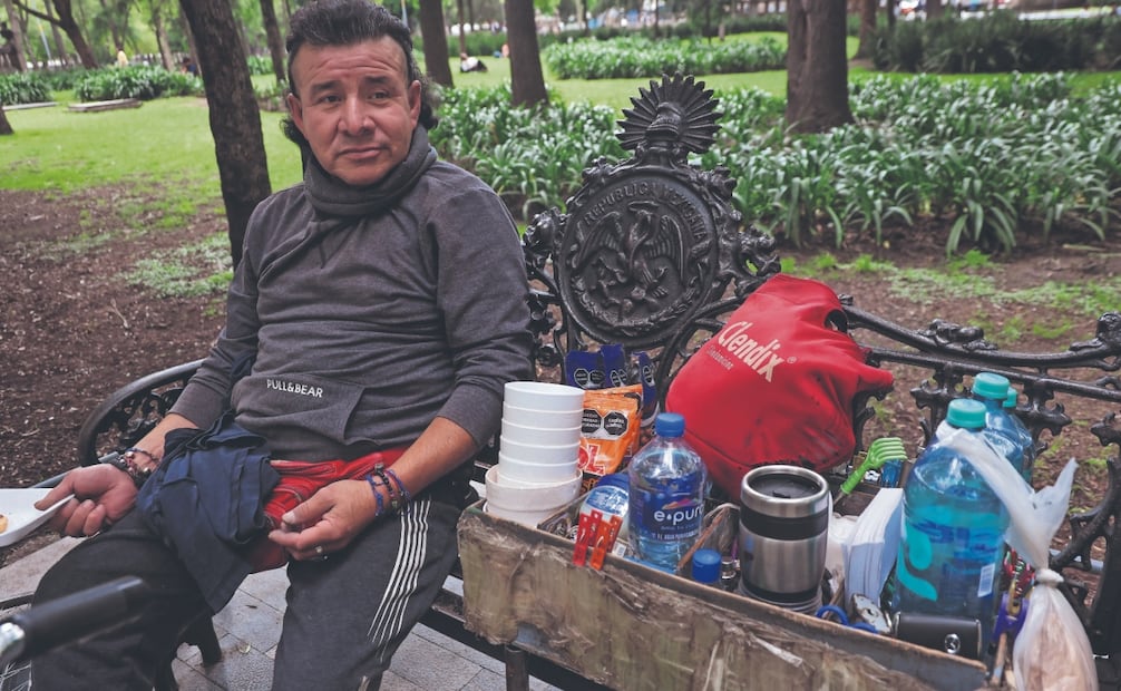 René se las ingenia cada mañana para avanzar y ganarse la vida vendiendo dulces en una banca. Foto: Luis Camacho/ EL UNIVERSAL
