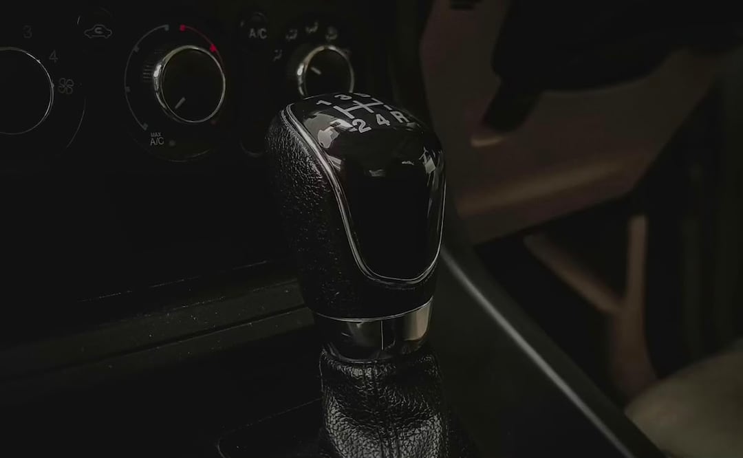 Conducir un auto estándar permite mayor control. Foto: Unsplash