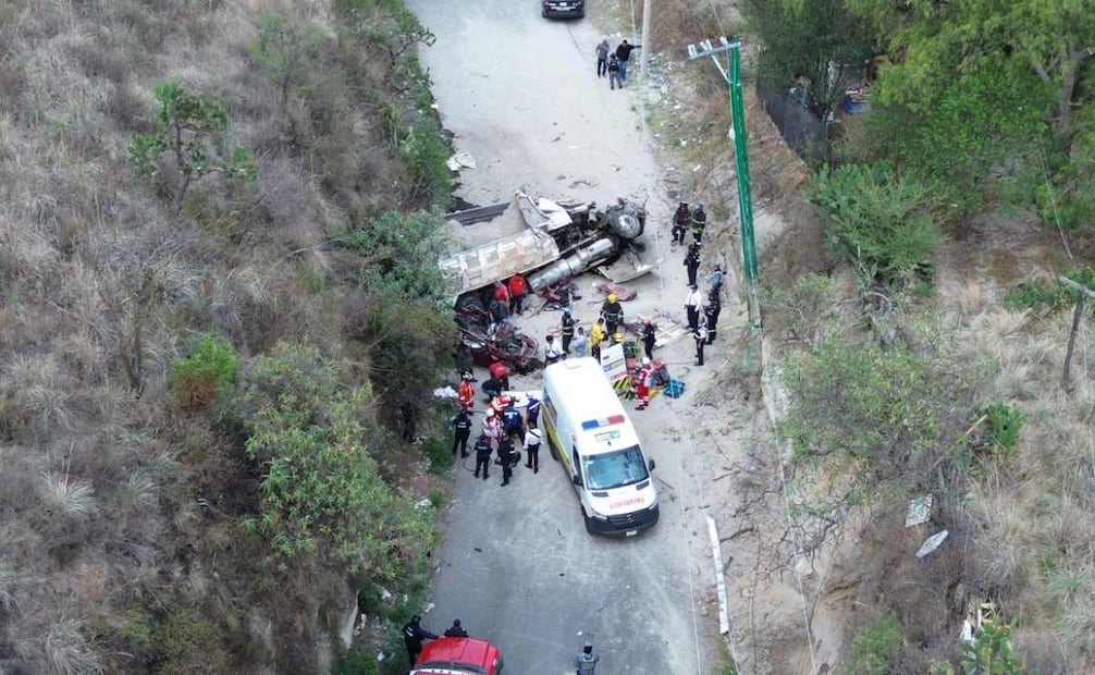 Un camión de carga se vio involucrado en un fuerte accidente al impactar a un vehículo particular y volcarlo, lo que dejó como saldo cuatro personas fallecidas. Los hechos ocurrieron sobre avenida San Mateo, en la colonia Las Nopaleras de Rincón Verde, en el municipio de Naucalpan.
Foto: Osmar Alvarado | El Universal.