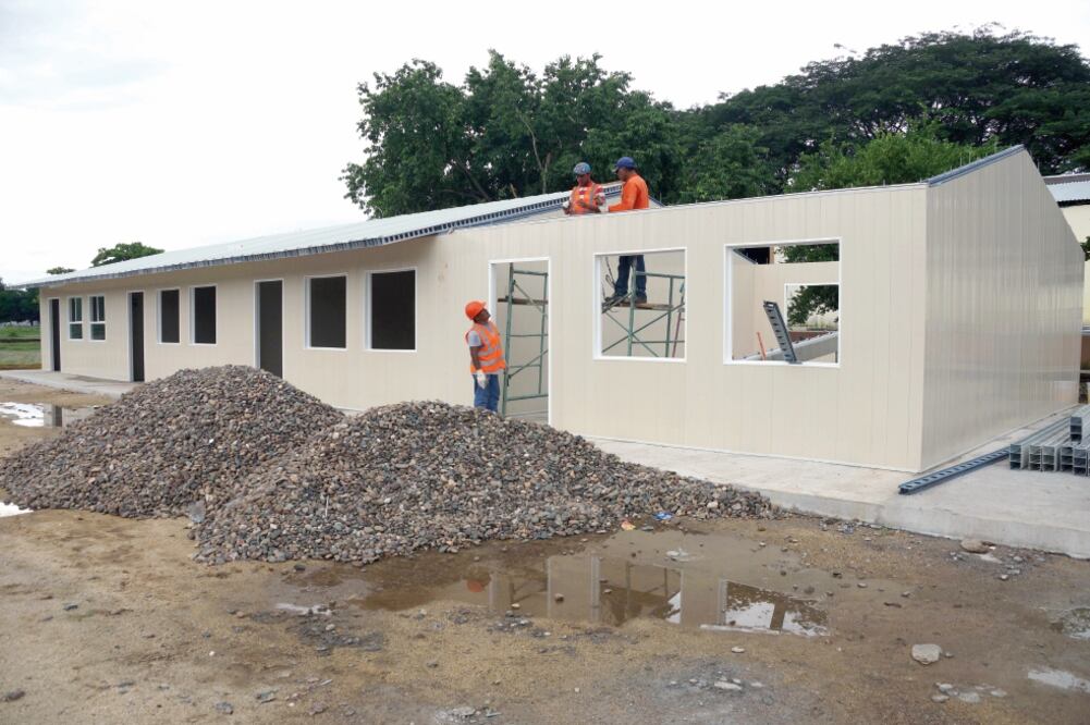 En el Istmo de Tehuantepec se edifican 367 salones temporales para atender a más de 133 mil 787 alumnos que se quedaron sin escuela por el sismo. (EDWIN HERNÁNDEZ. EL UNIVERSAL)