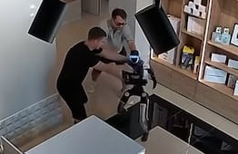 ¿El inicio del a rebelión de las máquinas? Robot es empujado y desata pelea en tienda de Rusia