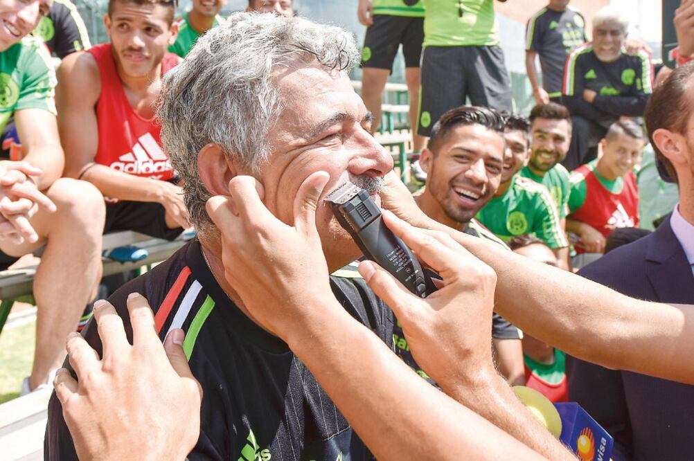 De acuerdo a su promesa, Ricardo Ferretti se dejó quitar el bigote tras vencer a EU. Carlos Vela fue el “barbero” (IMAGO7)
