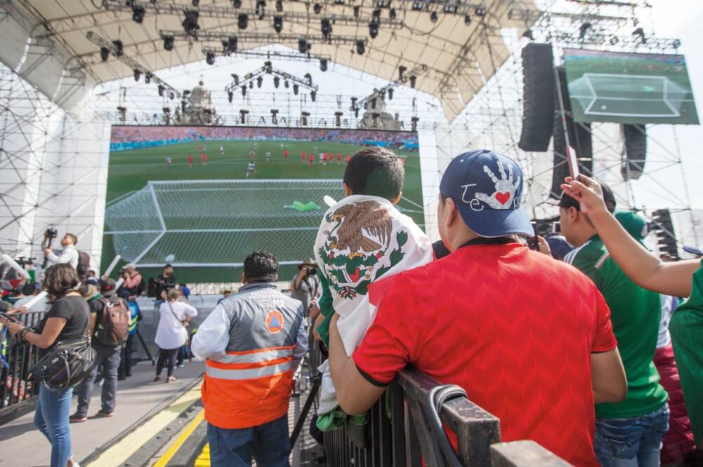 Si la Selección Mexicana avanza en el Mundial de Rusia 2018 ayuda al dinamismo de Walmart, la cual ha realizado alianzas con patrocinadores oficiales del torneo para hacer frente a la competencia (CHRISTIAN PALMA. AP)