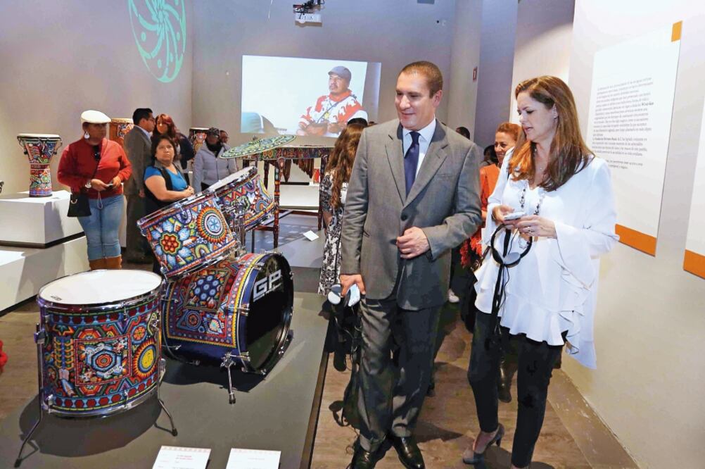 El gobernador de Puebla, Rafael Moreno Valle, acompañado por Mariana García Bárcena, viuda del ex secretario de Cultura Rafael Tovar y de Teresa, inauguró el museo en honor del ex funcionario federal (ARCHIVO. EL UNIVERSAL)
