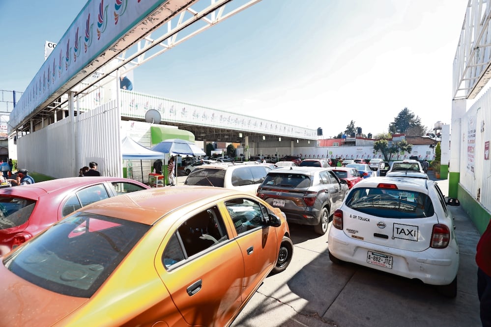 Filas de dos a cinco horas han tenido que hacer automovilistas para poder verificar su automóvil. Foto: de ALEJANDRO VARGAS. EL UNIVERSAL