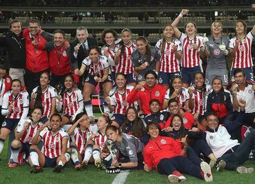 Peña Nieto felicita a Chivas por campeonato femenil