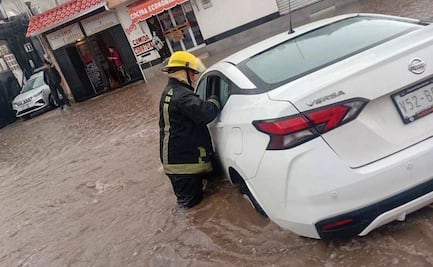 Tormenta colapsa vialidades en Hidalgo; camión de transporte público queda atrapado en un socavón