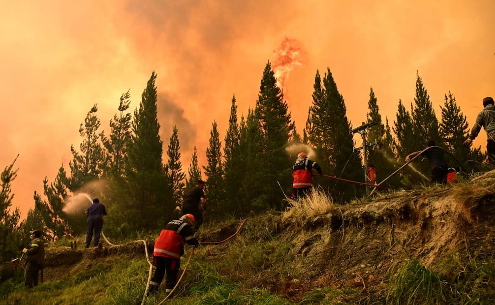 El fuego avanza sobre áreas protegidas y zonas turísticas, con viviendas destruidas y miles de turistas evacuados. (11/01/26) Foto: AP