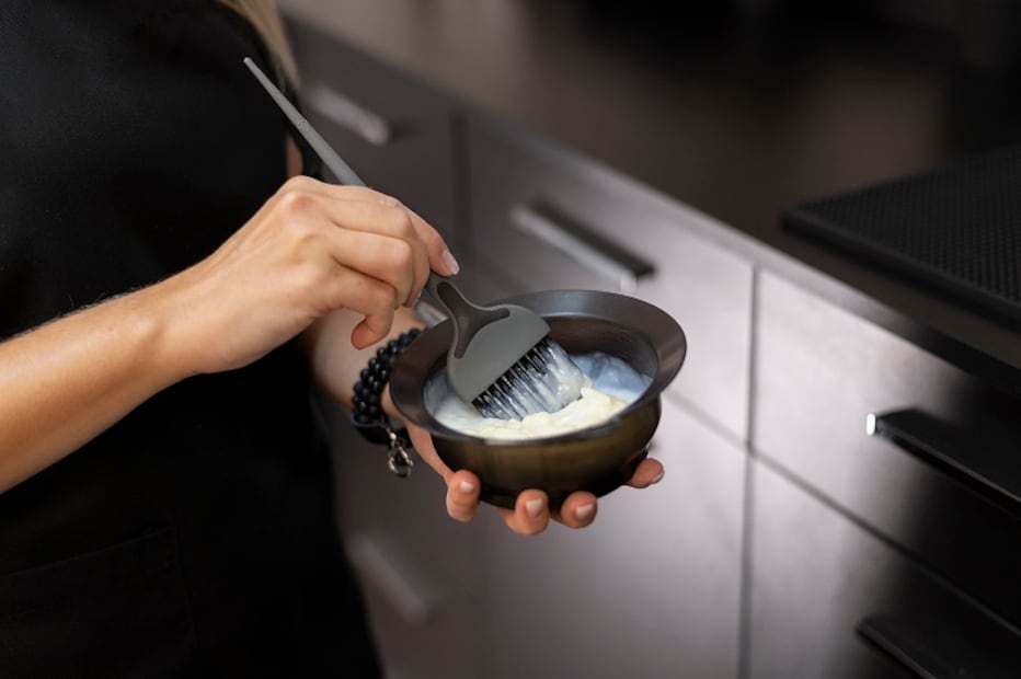 Después del primer trimestre, los tintes son generalmente seguros, ya que la absorción química a través del cuero cabelludo es mínima. Fuente: American Pregnancy Association. Foto: Freepik