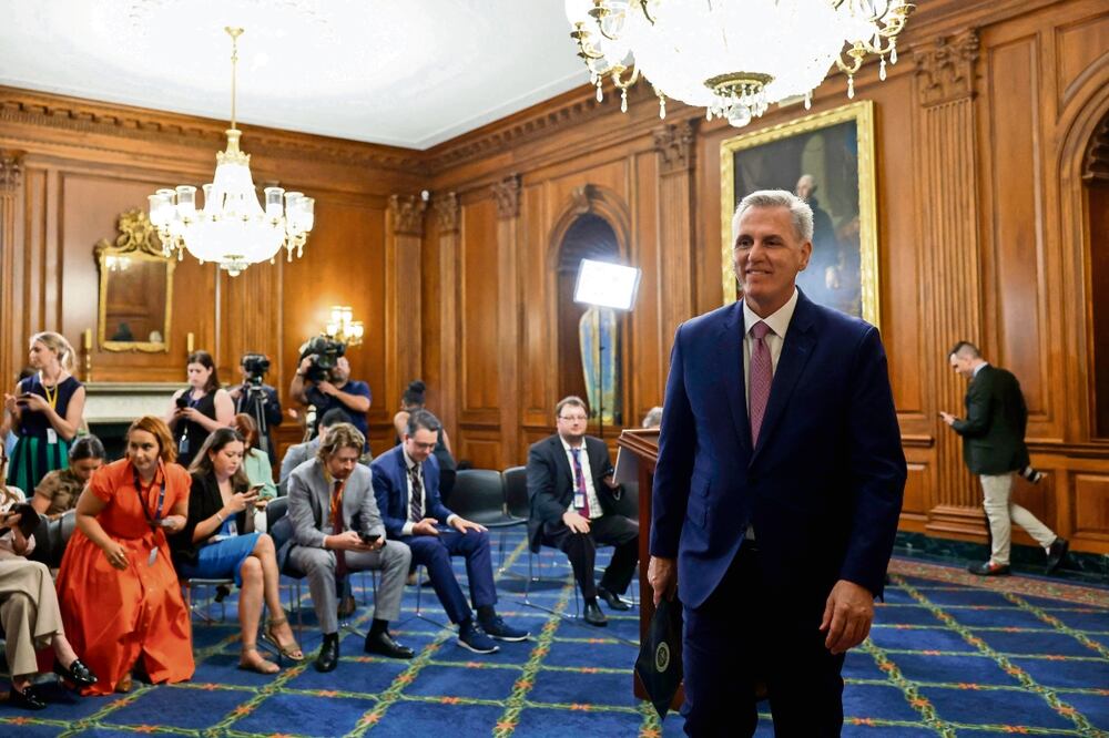 Kevin McCarthy, presidente de la Cámara Baja, tras la aprobación de un polémico proyecto de presupuesto de Defensa que rechazan los demócratas. Foto: AFP