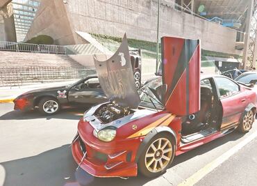 Desfile de autos clásicos sorprende a los capitalinos