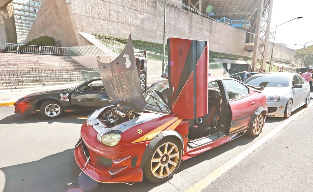 Autos clásicos y con intervenciones llamativas recorrieron las principales vías de la capital. Foto: Berenice Fregoso. EL UNIVERSAL