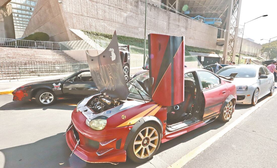 Autos clásicos y con intervenciones llamativas recorrieron las principales vías de la capital. Foto: Berenice Fregoso. EL UNIVERSAL