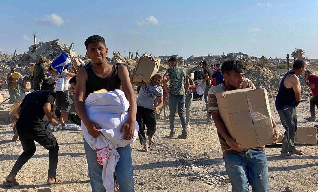 Hombres palestinos avanzan con ayuda humanitaria tras escuchar disparos en el oeste de Rafah, en el sur de la Franja de Gaza, el 27 de mayo de 2025. Foto: AFP