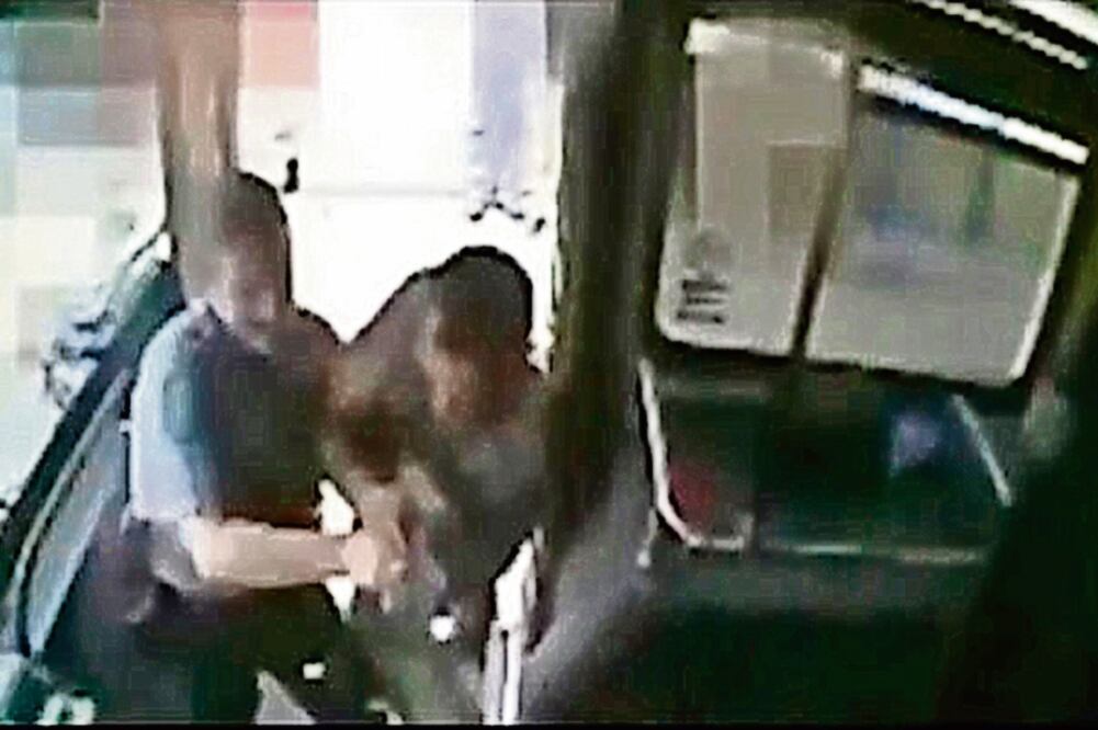 Momento en que Miguel Chavez forcejea con una agente policial, en un autobús en Oklahoma. Poco después, un segundo policía le disparó varias veces a Chavez (TOMADA DE VIDEO)