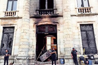 Docentes participaron en quema de UABJO, acusan