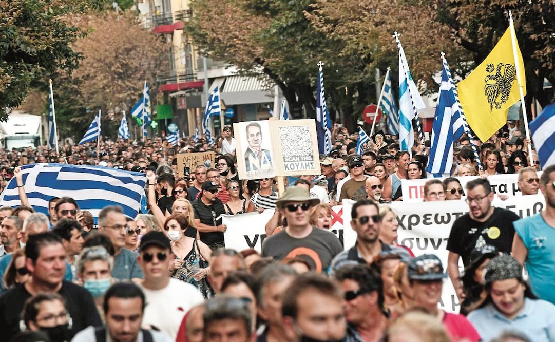 Cerca de 5 mil personas se manifestaron en Grecia, incluidas 3 mil en el centro de Atenas, contra la vacunación obligatoria de los empleados sanitarios. Foto: Sakis Mitrolidis/ AFP.
