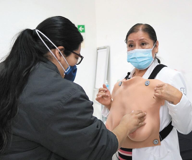 A partir de los 20 años es importante autoexplorarse, desde los 25 acudir con un médico para chequeos, y a partir de los 40 realizarse mastografías para un diagnóstico más pronto, indican especialistas. FERNANDA ROJAS. OBTURADOR MX