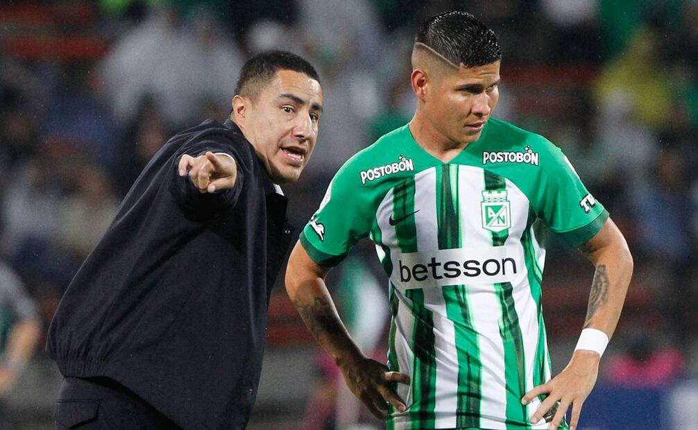 Efraín Juárez dándole instrucciones a Jorman Campuzano, durante el juego entre Atlético Nacional y Santa Fe - Foto: AFP