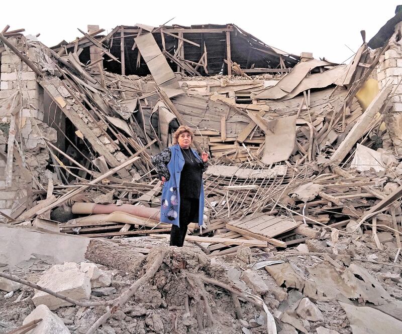 Una mujer entre los escombros de su casa en Nagorno Karabaj. Foto: AP
