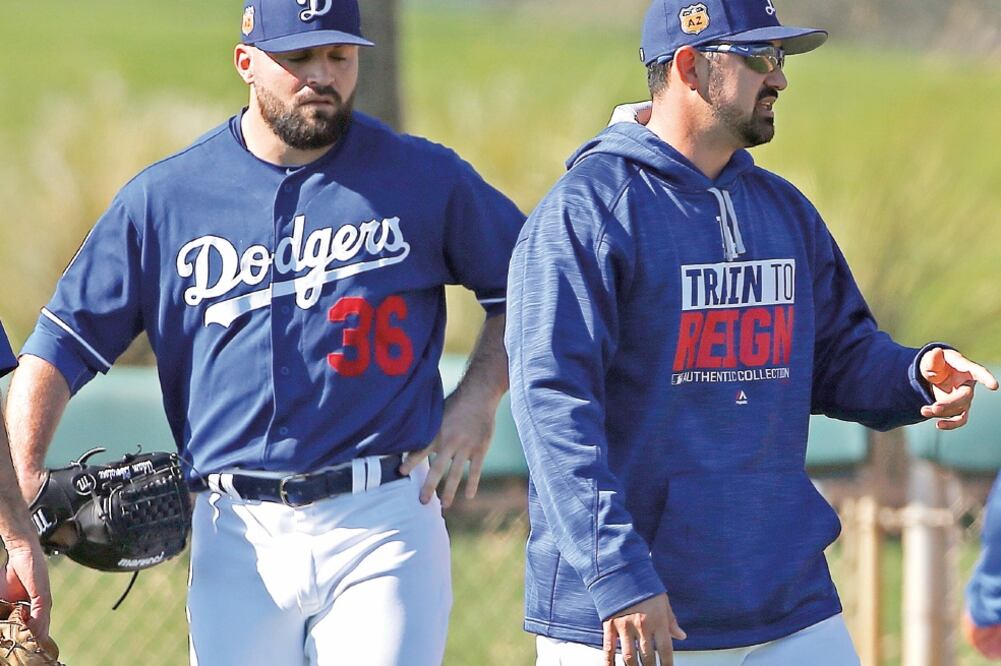 Adrián (der.) tendrá una última revisión de los médicos de Dodgers (ROSS D. FRANKLIN. AP)