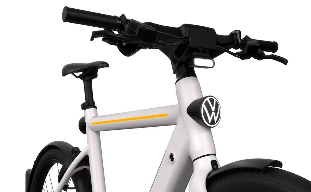 La bicicleta cuenta con iluminación LED que cambia de color dependiendo de la maniobra. Foto: Volkswagen/n+