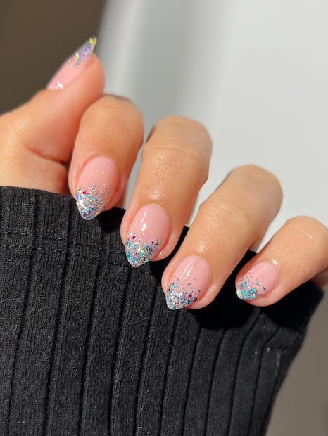 Un toque de brillo siempre es bienvenido en uñas para ocasiones festivas. Foto: Instagram @samrosenails