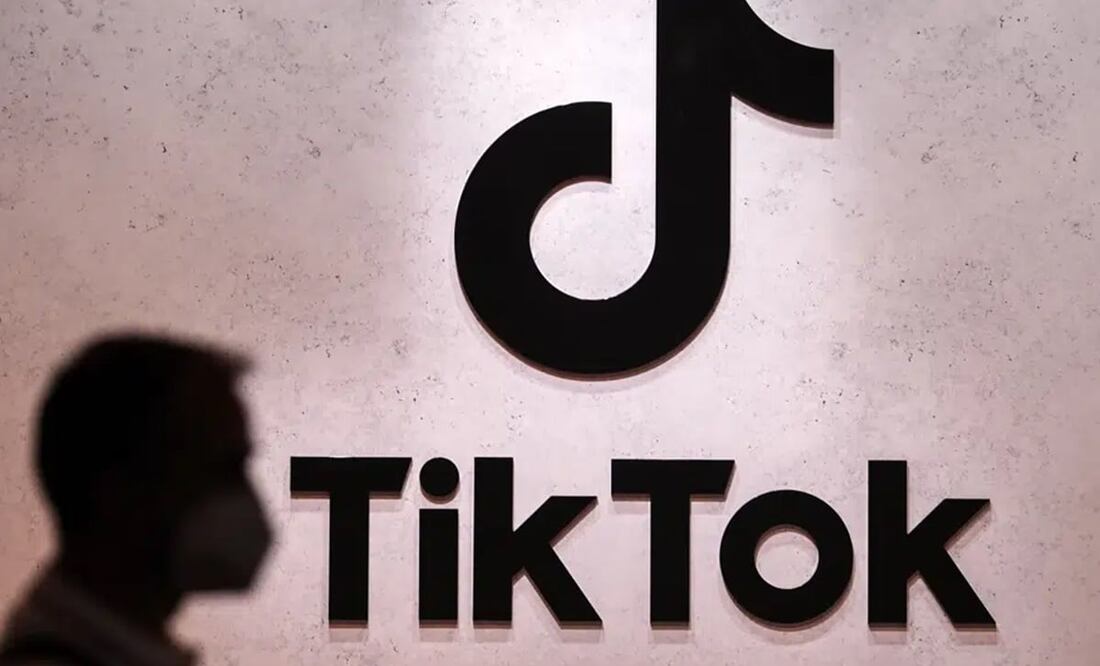 Un visitante pasa por delante de un puesto de exhibición de TikTok en la feria Gamescom en Colonia, Alemania. Foto: AP